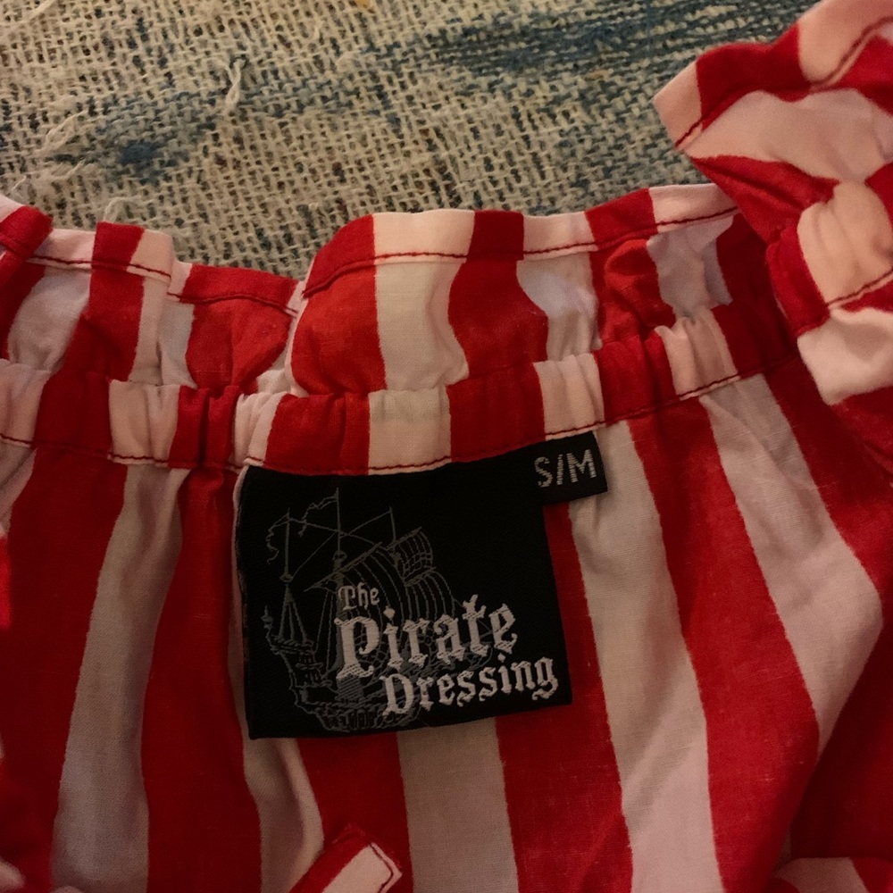 Red and white stripes. Very cute. Great for Halloween or any other occasion!